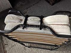 zusammengeklapptes Bett mittels zweier Stahlstreben fixierbar (Bild eines gebrauchten Bettes)