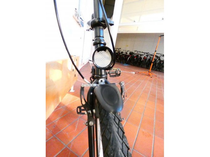 Klapprad BTwin_ Ansicht auf Vorderreifen, Blech und Leuchte