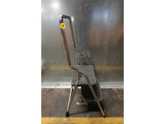 Klapptritt der Marke Hailo (Klettermax);
2 Stufen (gummiert); klappbar mit Spreizsicherung.
-Seitenansicht-