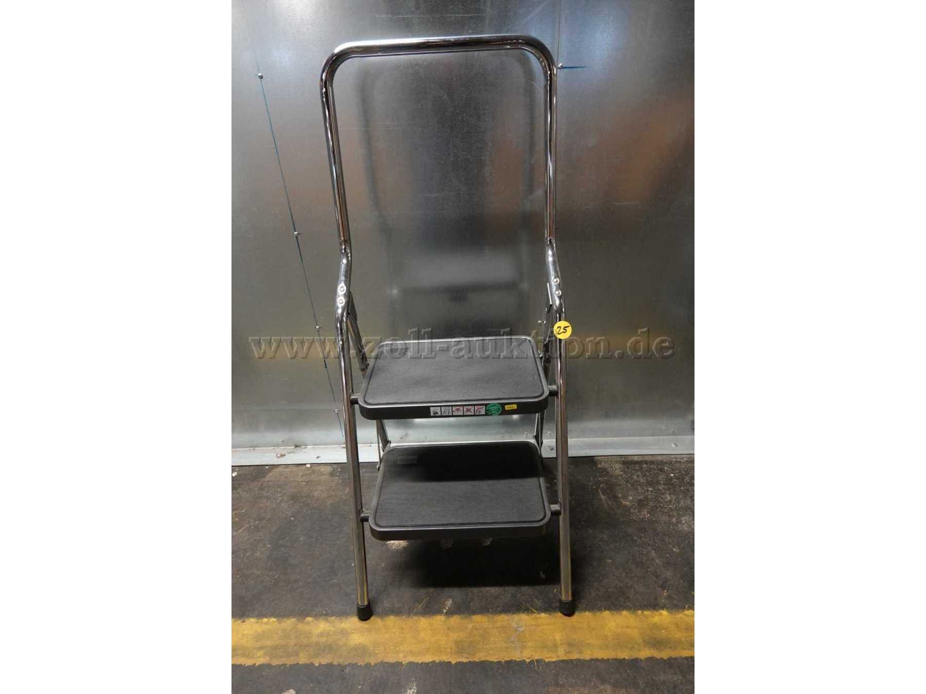 Klapptritt der Marke Hailo (Klettermax);
2 Stufen (gummiert); klappbar mit Spreizsicherung.
-Vorderansicht-