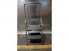 Klapptritt der Marke Hailo (Klettermax);
2 Stufen (gummiert); klappbar mit Spreizsicherung.
-Vorderansicht-