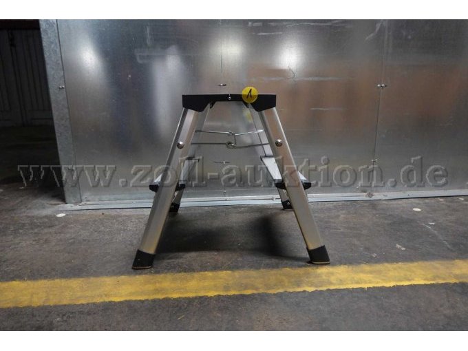 Klapptritt der Marke Hailo.
2x2 Stufen mit Spreizsicherung.
-Seitenansicht-