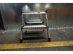 Klapptritt der Marke Hailo.
2x2 Stufen mit Spreizsicherung.
-Vorderansicht-