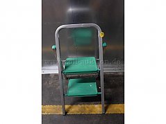 Klapptritt der Marke SEDA;
2 Stufen (grün); klappbar mit Spreizsicherung.
-Vorderansicht-