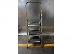Klapptritt der Marke Euroline (Super P);
3 Stufen (gummiert); klappbar mit Spreizsicherung.
-Vorderansicht-