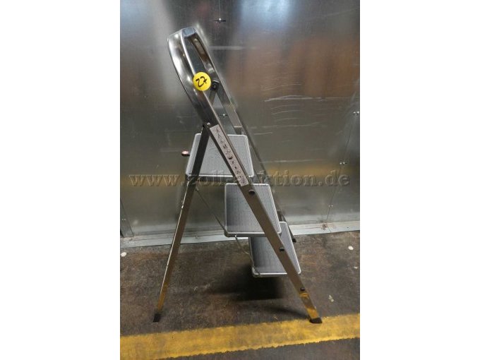 Klapptritt der Marke Hailo;
3 Stufen (gummiert); klappbar mit Spreizsicherung.
-Seitenansicht-