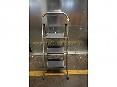 Klapptritt der Marke Hailo;
3 Stufen (gummiert); klappbar mit Spreizsicherung.
-Vorderansicht-