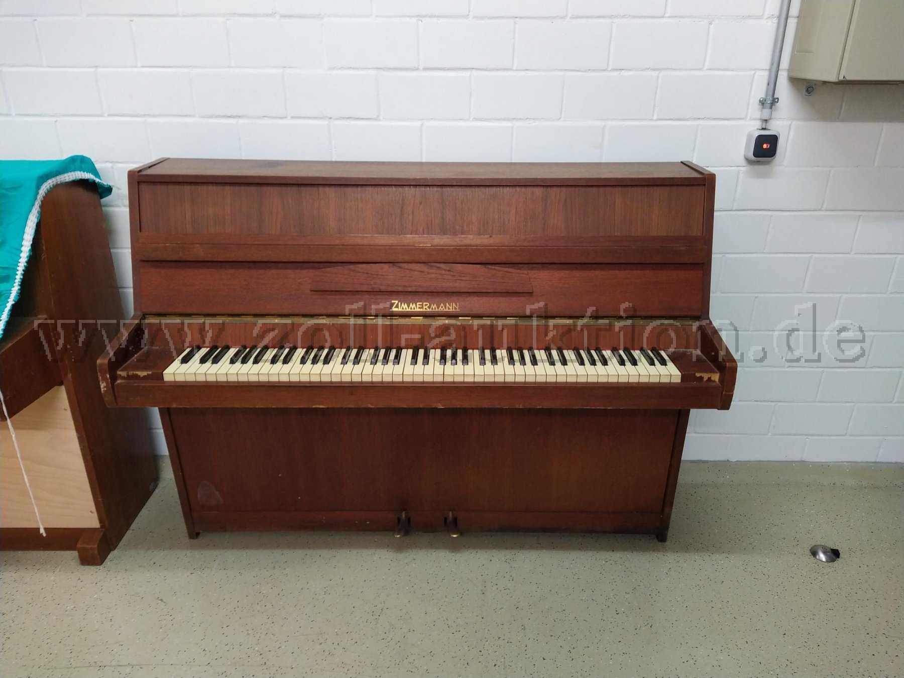Klavier der Firma Zimmermann

Furnierbeschädigungen links und rechts der Klaviatur