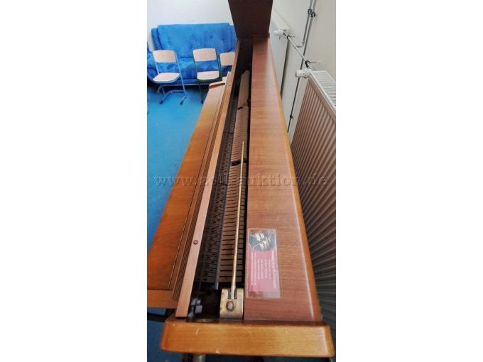 Klavier mit geöffnetem Klavierdeckel