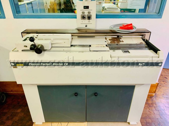 Klebebindemaschine, Ansicht von vorne