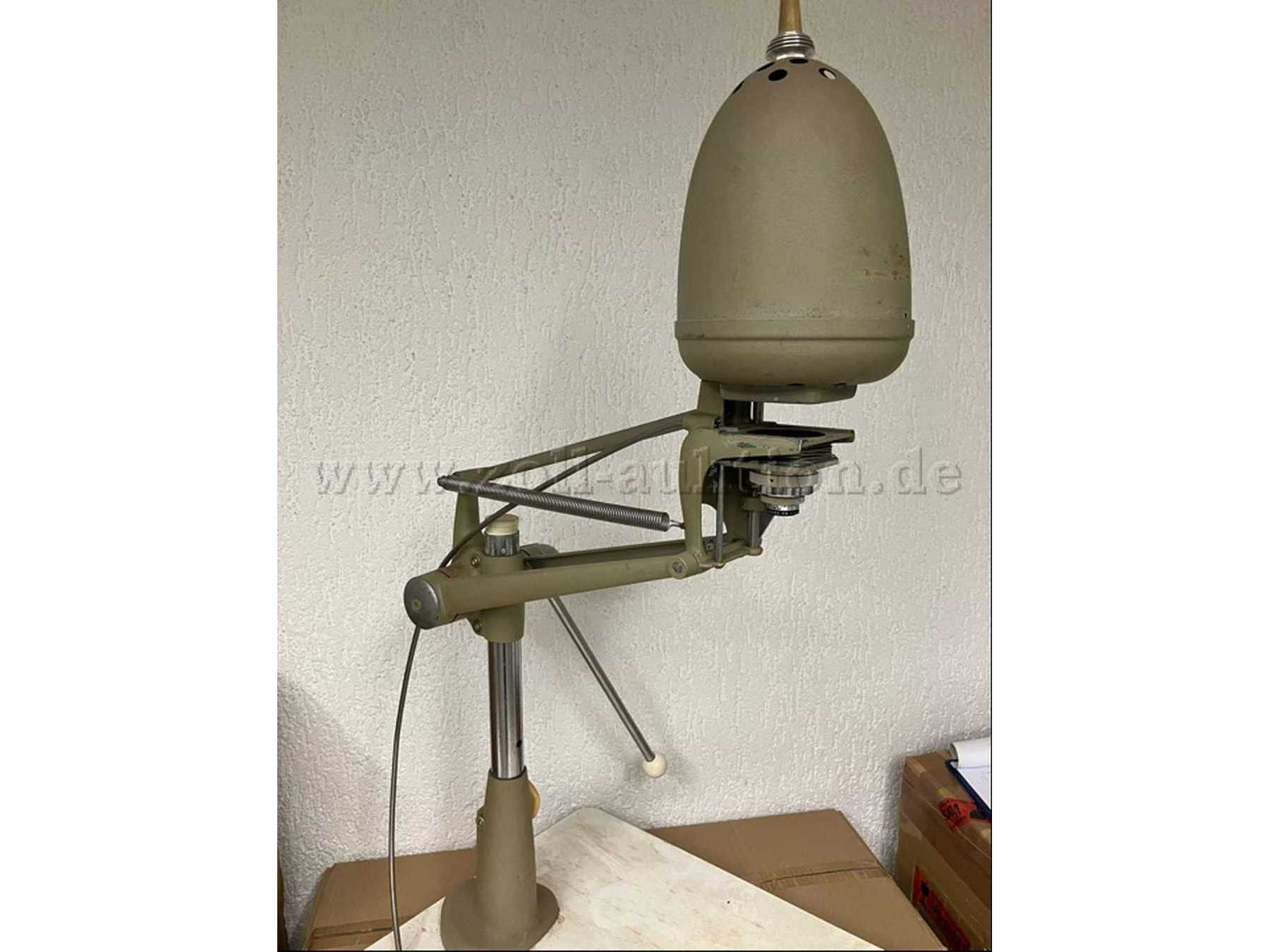 Frontansicht mit ausgefahrenem Arm