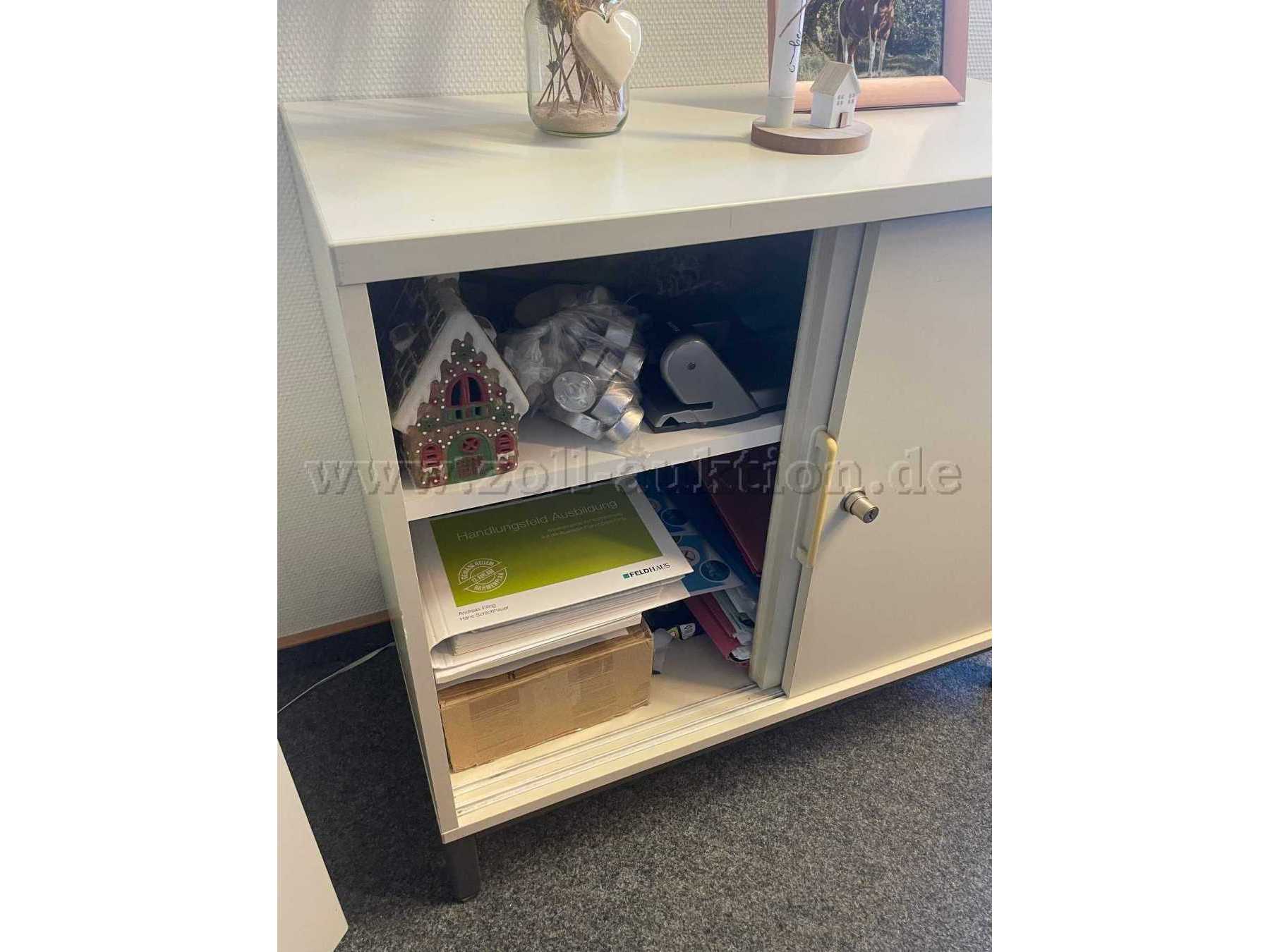 Kleiner Holzschrank