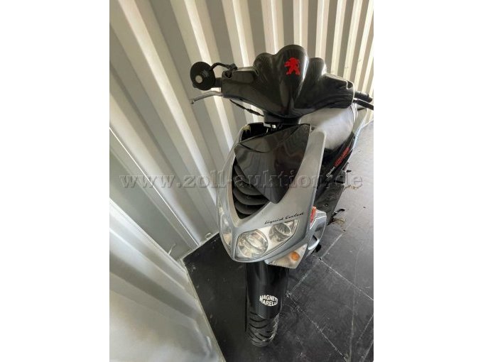 Fahrzeugfront mit geöffneter Verkleidung