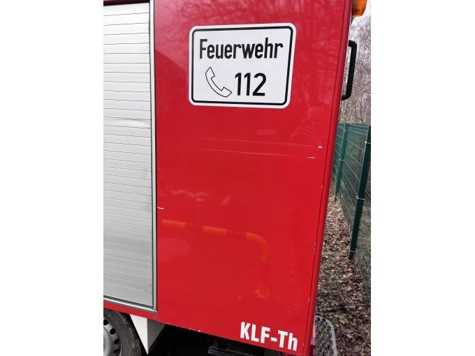 Aufbau - hinten links: leichte Schäden (Lack: Oberflächenabplatzer u. Kratzer; Schiebetür: eine Lamelle etwas eingedellt)