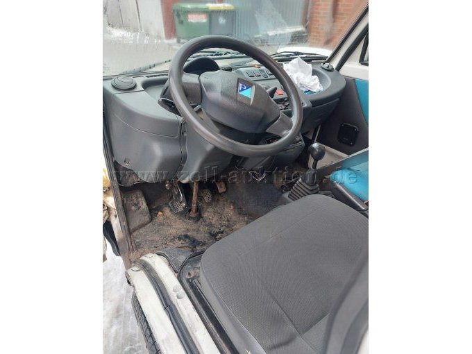 Innenansicht vom Fahrzeug fahrerseitig