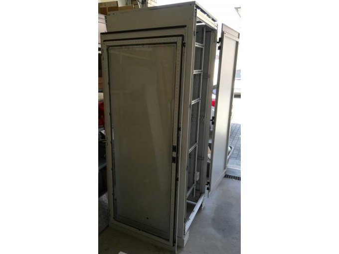 Seitenansicht Serverschrank geöffnet
