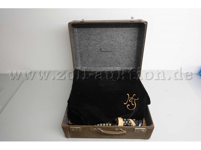 1 Knopfakkordeon der Marke HOHNER Modell Atlanta 145 P geöffneter Koffer mit Schutzdecke