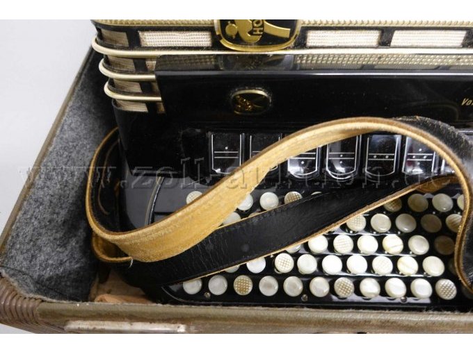 1 Knopfakkordeon der Marke HOHNER Modell Atlanta 145 P Trageurt