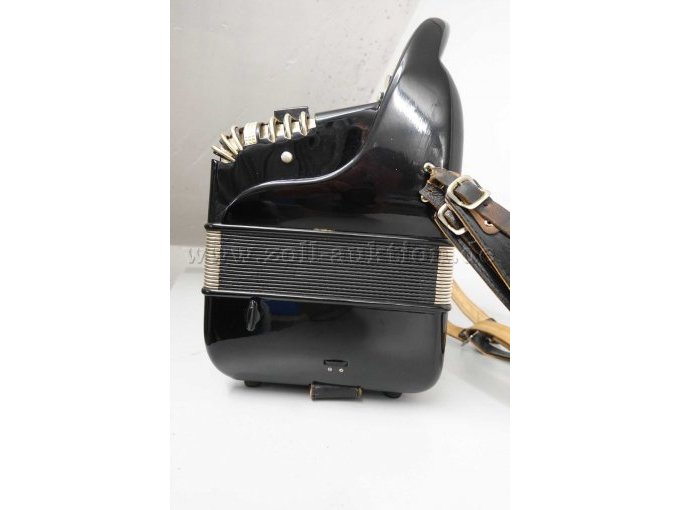 1 Knopfakkordeon der Marke HOHNER Modell Atlanta 145 P seitliche Ansicht