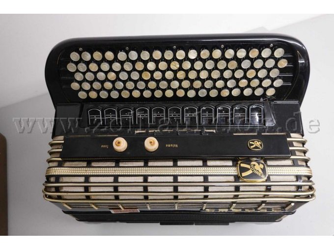 1 Knopfakkordeon der Marke HOHNER Modell Atlanta 145 P mit Koffer, gebraucht. 1 Knopfakkordeon der Marke HOHNER Modell Atlanta 145 P mit Koffer, gebraucht.