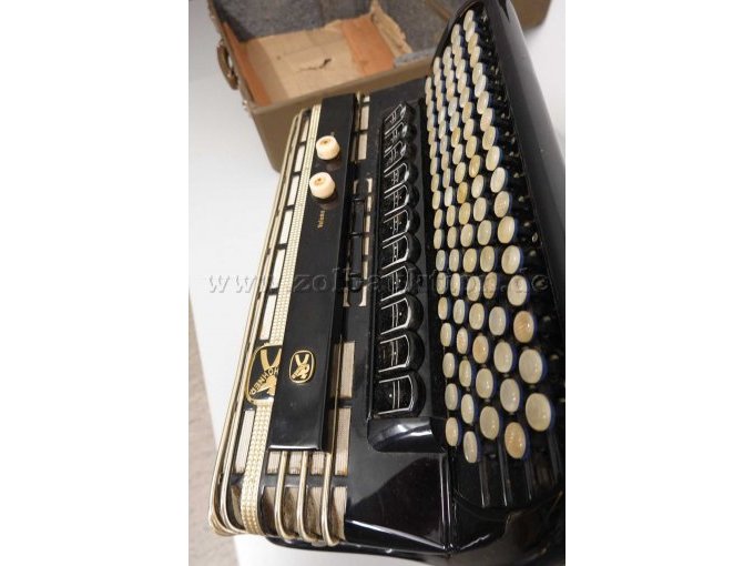 1 Knopfakkordeon der Marke HOHNER Modell Atlanta 145 P seitliche Ansicht