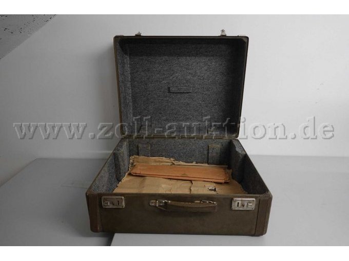 1 Knopfakkordeon  der Marke HOHNER Modell Atlanta 145 P geöffneter Koffer ohne Schutzdecke