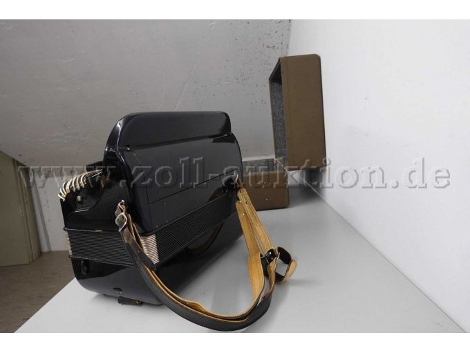 1 Knopfakkordeon  der Marke HOHNER Modell Atlanta 145 P Ansicht mit Tragegurt