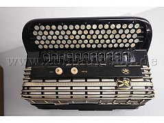 1 Knopfakkordeon  der Marke HOHNER Modell Atlanta 145 P mit Koffer, gebraucht.
