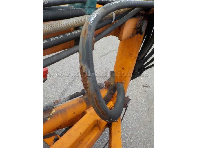 Detailbild defekter Hydraulikschlauch