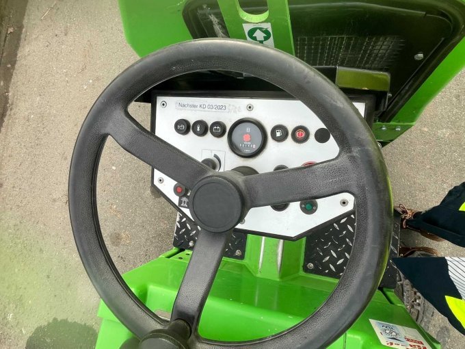 Lenkrad und Bedienelemente