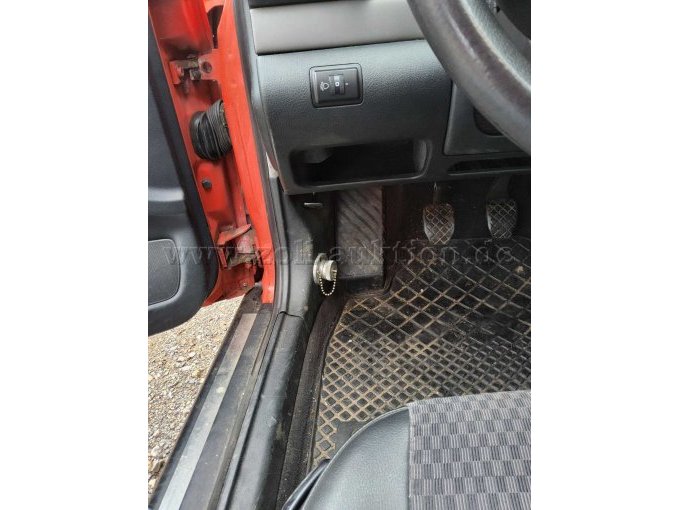 Fußraum Fahrerseite, Nato Stecker