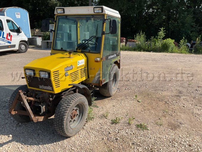 Front- und Seitenansicht Traktor