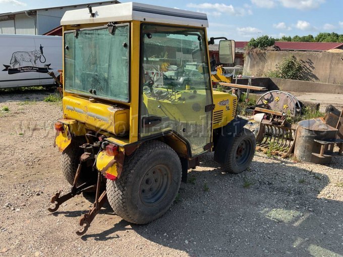 Heck- und Seitenansicht Traktor