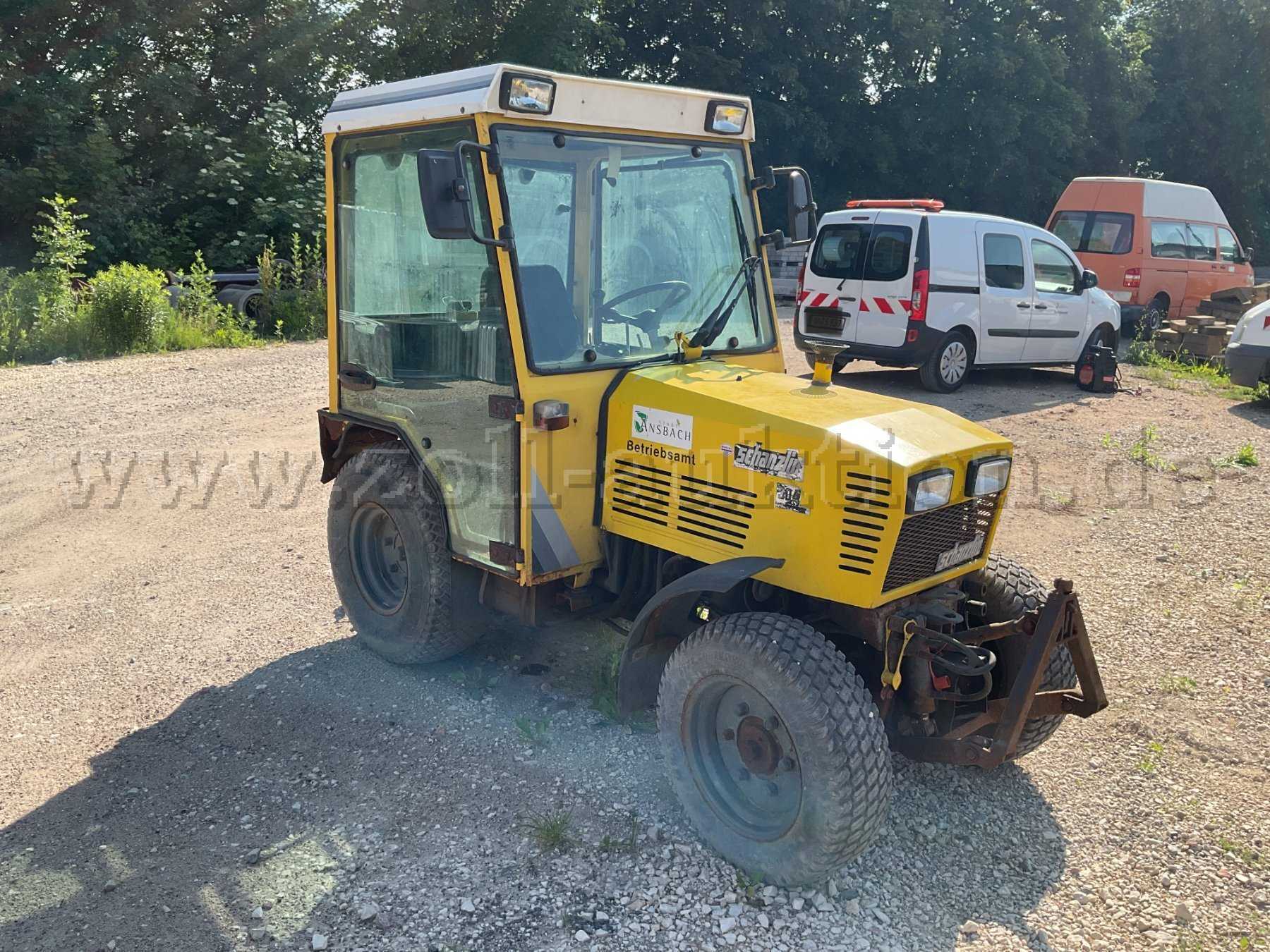 Front- und Seitenansicht Traktor