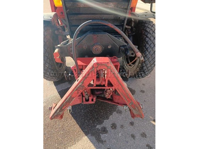Traktor vorne mit Fronthydraulik und Aufnahmedreieck