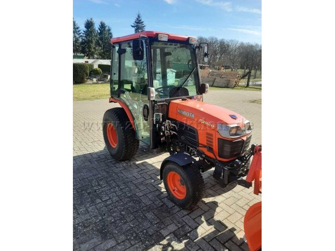 Vorderansicht mit Sicherheitskabine