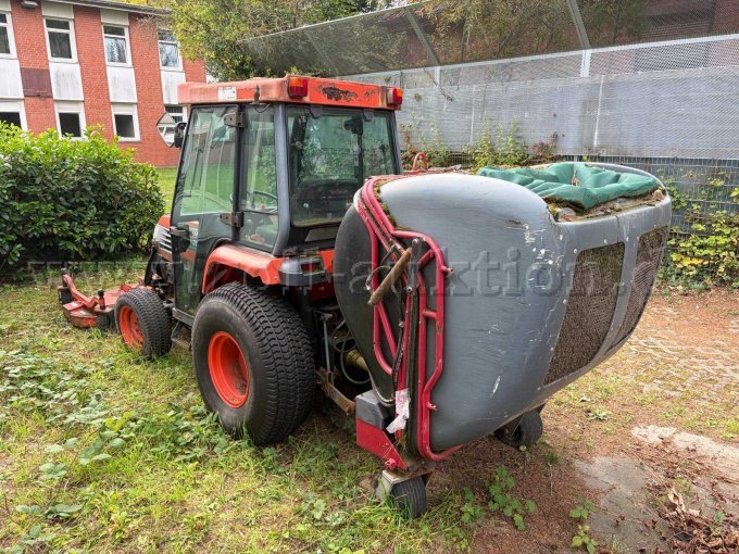1 Kommunaltraktor Kubota STα-35 mit Zubehör – Defekt / Teileträger – foto 2 – kavel bij Zoll-Auktion, Hamburg