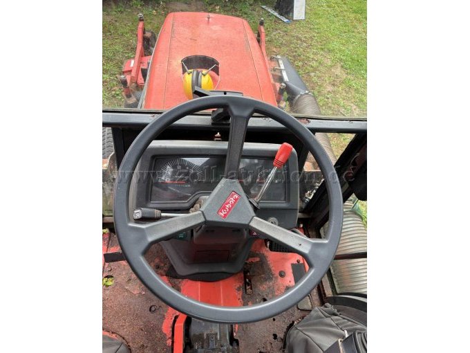 1 Kommunaltraktor Kubota STα-35 mit Zubehör – Defekt / Teileträger – foto 4 – kavel bij Zoll-Auktion, Hamburg