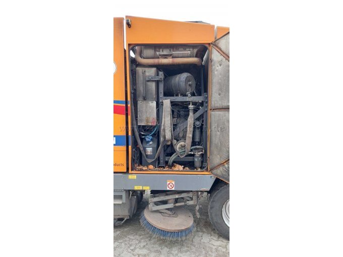 geöffnete Klappe rechts