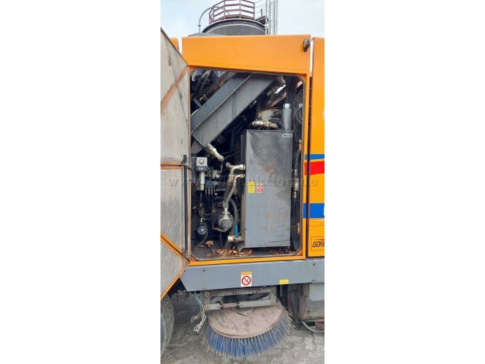 geöffnete Klappe links