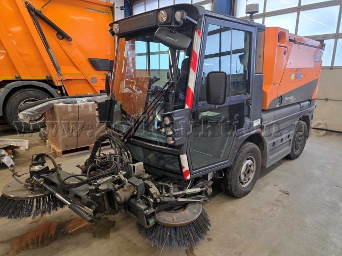 Kompaktkehrmaschine Schmidt Swingo Compact 200, vordere linke Seitenansicht