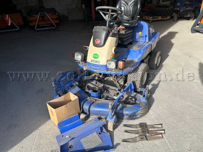 Frontansicht mit angebautem Mähdeck von rechts und Zubehör