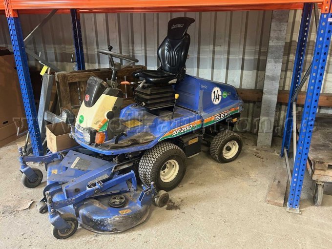 Frontansicht mit angebautem Mähdeck links