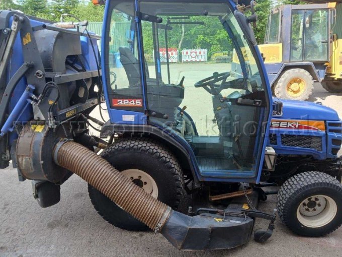 Seitenansicht mit Ansaugschlauch am Zwischenachsmähwerk