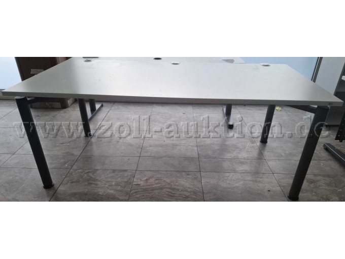 Frontabsicht, Bürotisch mit 3 Kabeldurchlässen