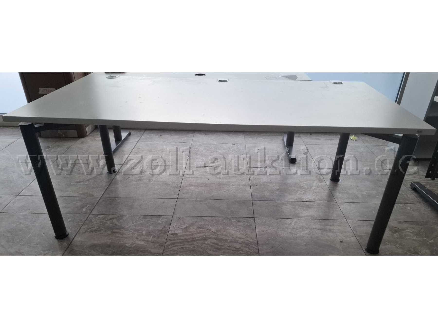 Frontabsicht, Bürotisch mit 3 Kabeldurchlässen