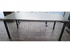 Frontabsicht, Bürotisch mit 3 Kabeldurchlässen