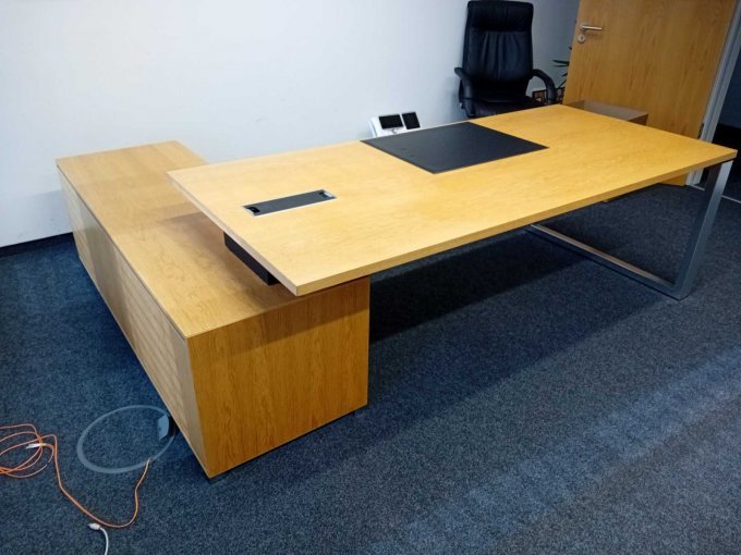 Schreibtisch Ansicht Seite 2