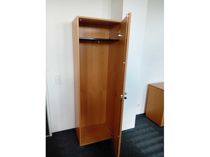Garderobenschrank von vorne 2