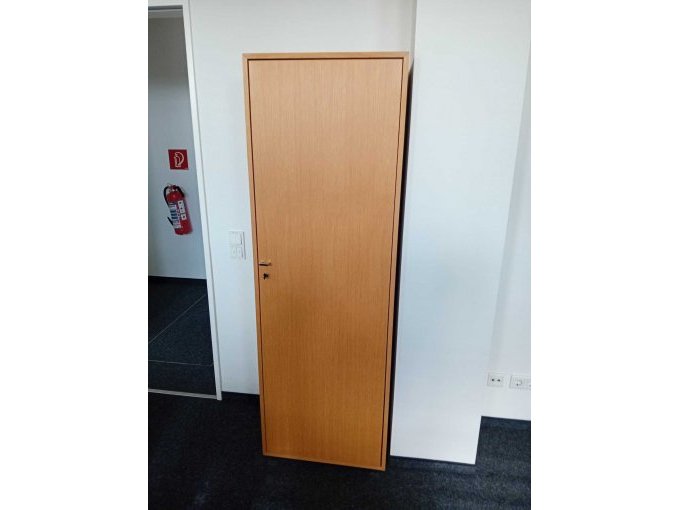 Garderobenschrank von vorne